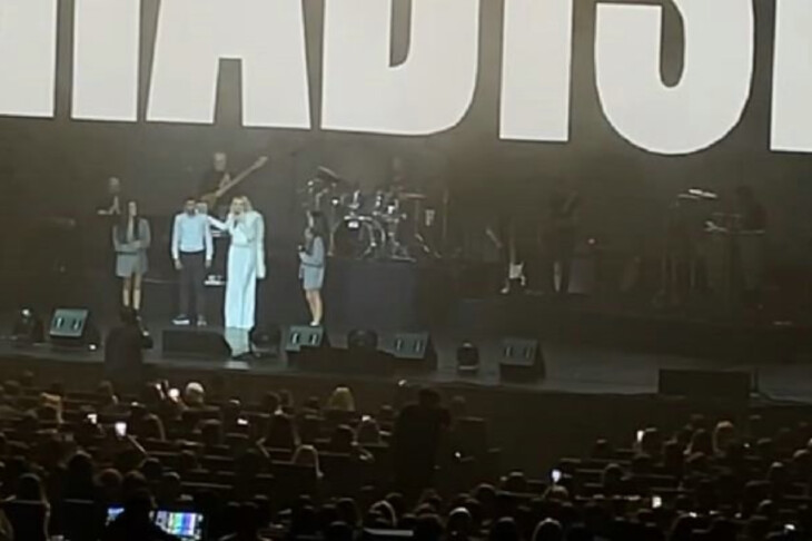 <p>Hadisə konsertində Sərvəri səhnəyə dəvət etdi (VİDEO)</p>