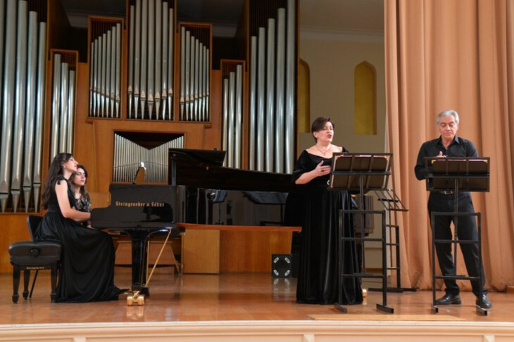 <p>Ü.Hacıbəyli adına Bakı Musiqi Akademiyasının “Konsertmeyster ustalığı” və “İxtisas fortepiano” kafedralarının professoru, sənətşünaslıq üzrə fəlsəfə doktoru Könül Hüseynovanın Ümummilli lider Heydər Əliyevin 100 illik yubileyinə həsr olunmuş sinif konserti</p>