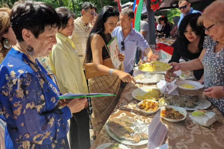 <p>Özbəkistanda “Xalqların mədəni ənənələri və mətbəxi” adlı beynəlxalq festivalda Azərbaycan mətbəxinin şah əsəri “dolma” birinci yerə layiq görülüb (FOTO=14)</p>