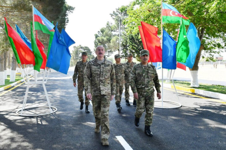 <p>ÖTƏN GÜNÜN XRONİKASI: Prezident İlham Əliyev komando hərbi hissəsinə Döyüş bayrağı təqdim edib (FOTO=50, VİDEO)</p>