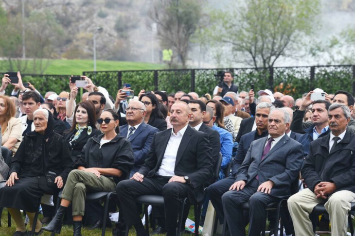 <p>İlham Əliyev və birinci xanım Mehriban Əliyeva Həkəri çayının sahilində keçirilən “Laçın Şəhəri Günü” bayram tədbirində iştirak ediblər- YENİLƏNDİ</p>