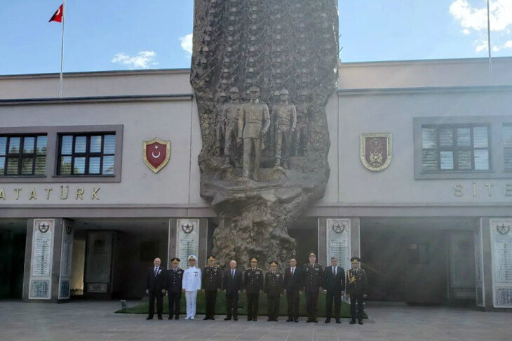 <p>Müdafiə naziri Türkiyənin Quru Qoşunları məktəbinin buraxılış mərasimində iştirak edir</p>