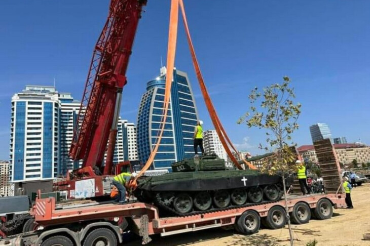 <p>Aqarunovun vurduğu erməni tankı Bakıda</p>