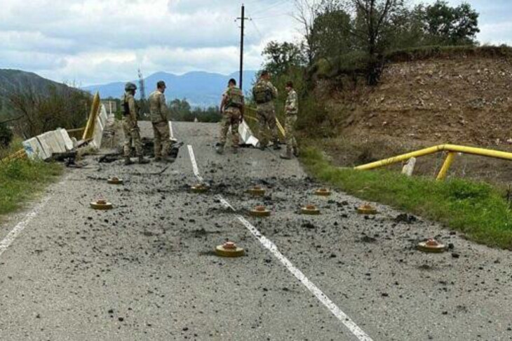 <p>Ağdərədən çıxan ermənilər yolu minaladı</p>