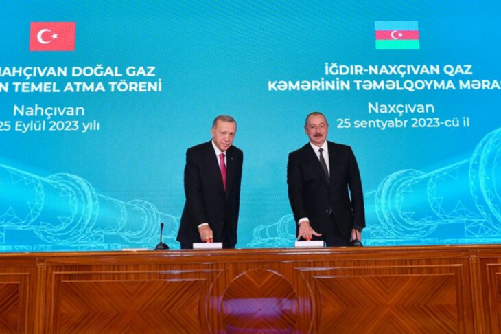 <p>İlham Əliyev və Prezident Rəcəb Tayyib Ərdoğan İğdır-Naxçıvan qaz kəmərinin təməlinin qoyulması mərasimində iştirak ediblər</p>