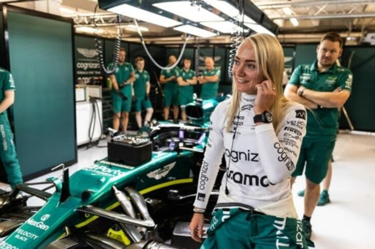 <p>FORMULA-1: Cessika Xokins Formula-1 bolidində ilk yürüş edən qadındır</p>