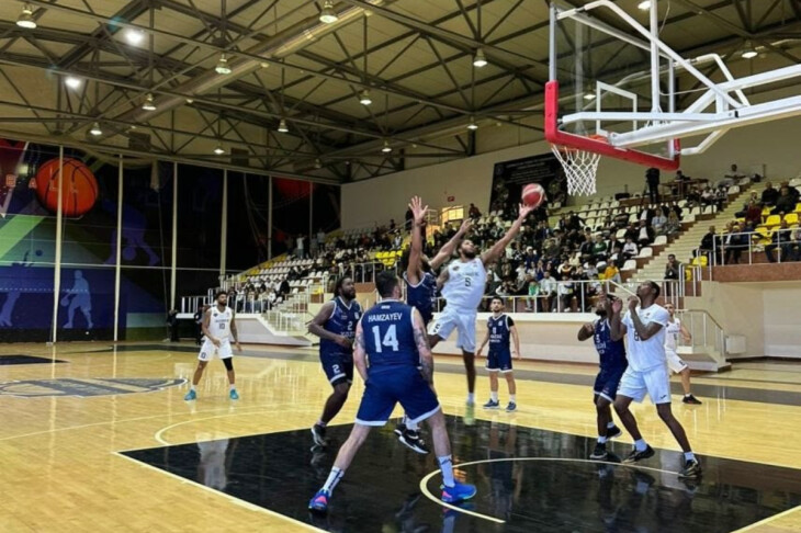 <p>BASKETBOL: Çempionatın debütantı qələbə seriyasını davam etdirir</p>