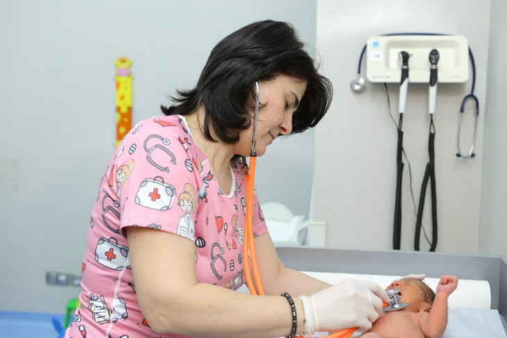 <p>Mərkəzi Gömrük Hospitalının Pediatriya və Neonatologiya şöbəsində vaxtından əvvəl doğulanlar körpələrə xüsusi diqqət və qayğı göstərilir<br />
 </p>